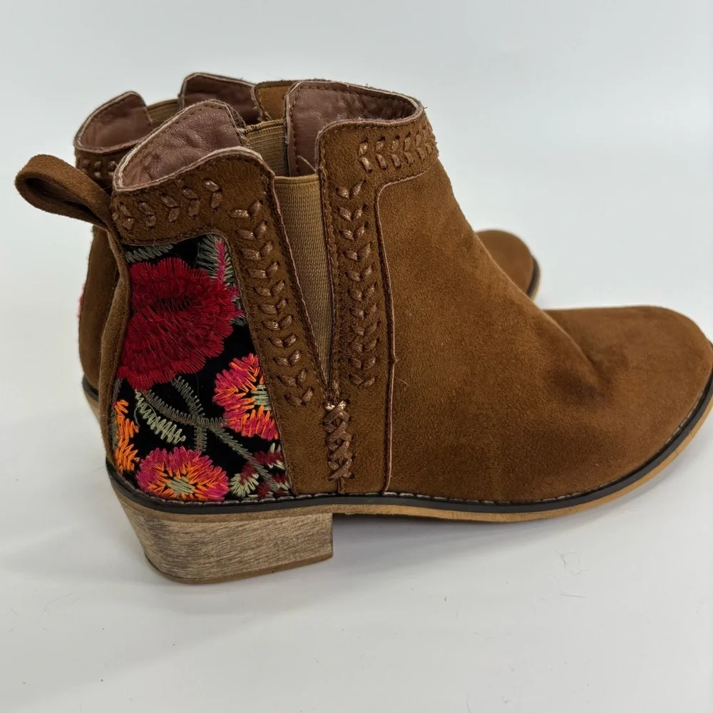Tiara Los Angeles Topa ankle boots 7.5 faux suede floral embroidery Size
